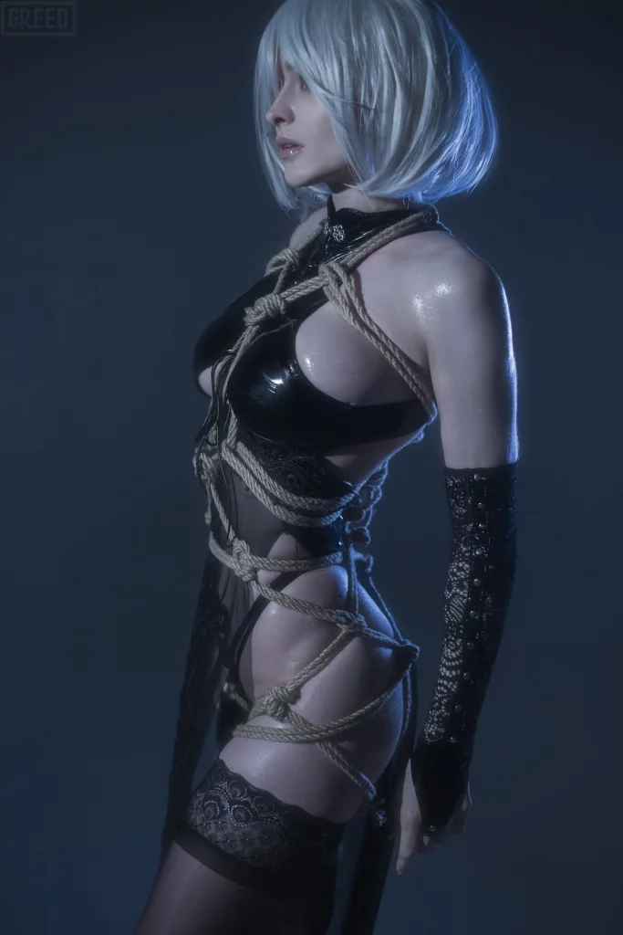 Косплей 2B из NieR: Automata в костюме от Zumi Draws, плюс образ в шибари