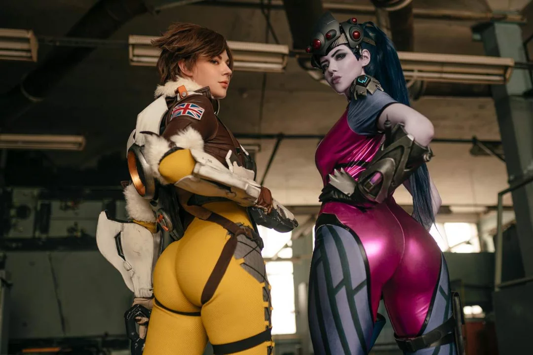 Косплей встречи Tracer и Widowmaker из Overwatch, от прелестных милашек Alina Becker и Adamae_dono.
