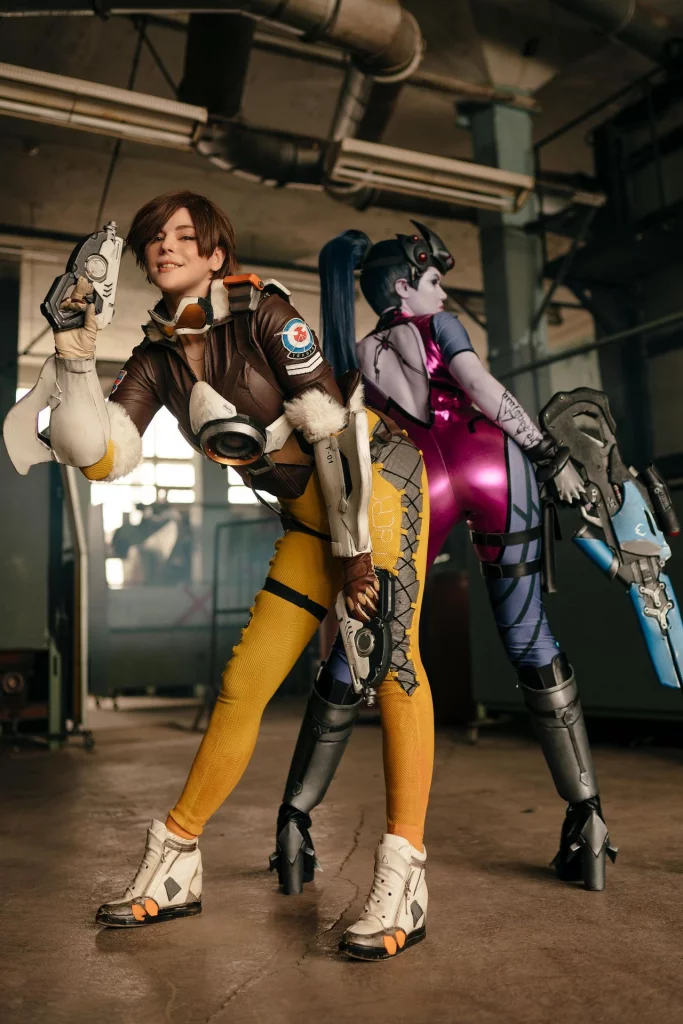 Косплей встречи Tracer и Widowmaker из Overwatch, от прелестных милашек Alina Becker и Adamae_dono.