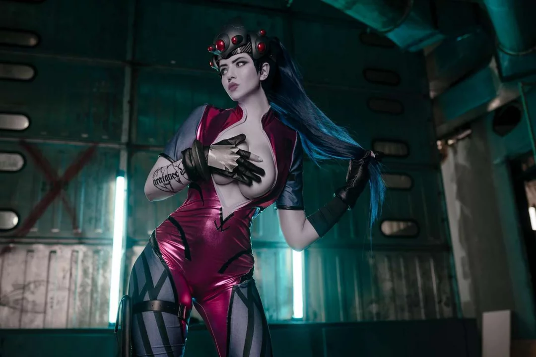 Косплей встречи Tracer и Widowmaker из Overwatch, от прелестных милашек Alina Becker и Adamae_dono.