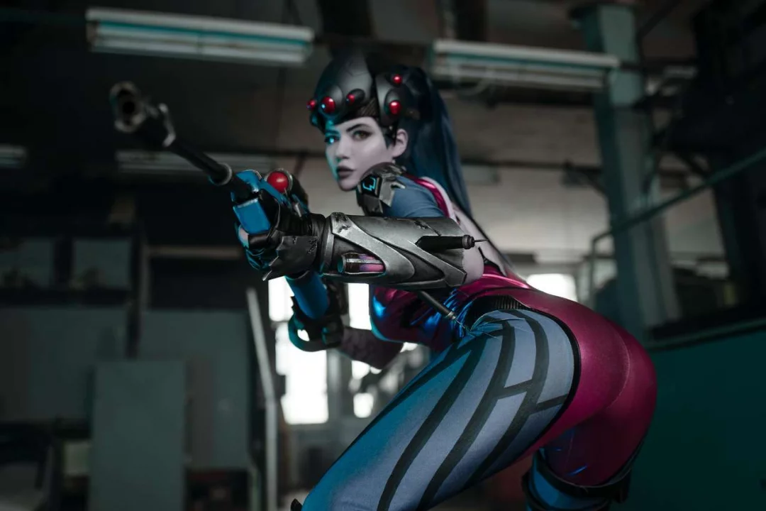 Косплей встречи Tracer и Widowmaker из Overwatch, от прелестных милашек Alina Becker и Adamae_dono.