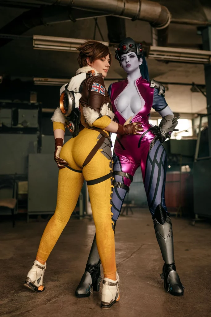 Косплей встречи Tracer и Widowmaker из Overwatch, от прелестных милашек Alina Becker и Adamae_dono.