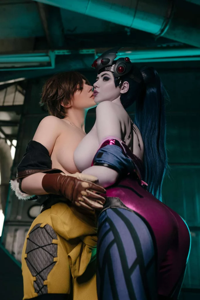Косплей встречи Tracer и Widowmaker из Overwatch, от прелестных милашек Alina Becker и Adamae_dono.