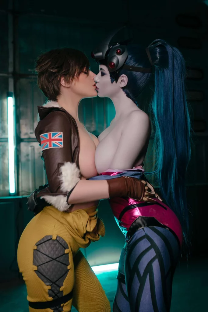 Косплей встречи Tracer и Widowmaker из Overwatch, от прелестных милашек Alina Becker и Adamae_dono.
