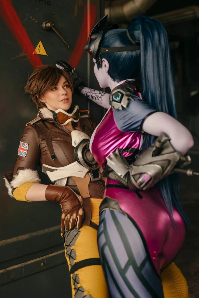 Косплей встречи Tracer и Widowmaker из Overwatch, от прелестных милашек Alina Becker и Adamae_dono.