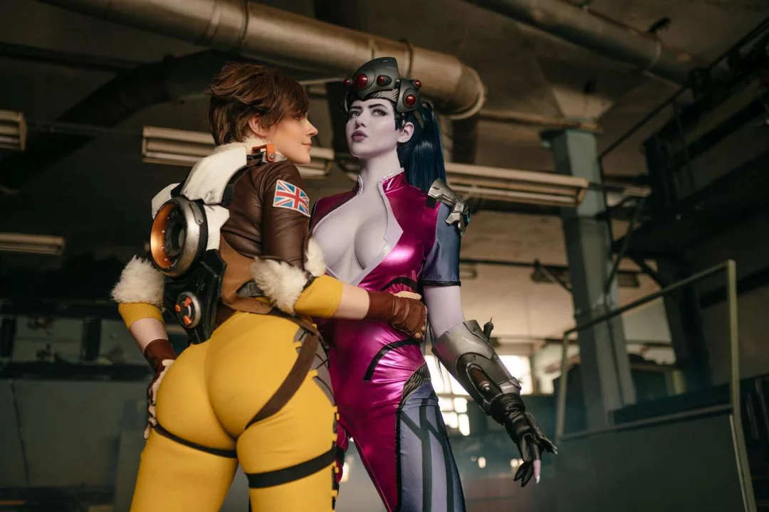 Косплей встречи Tracer и Widowmaker из Overwatch, от прелестных милашек Alina Becker и Adamae_dono.