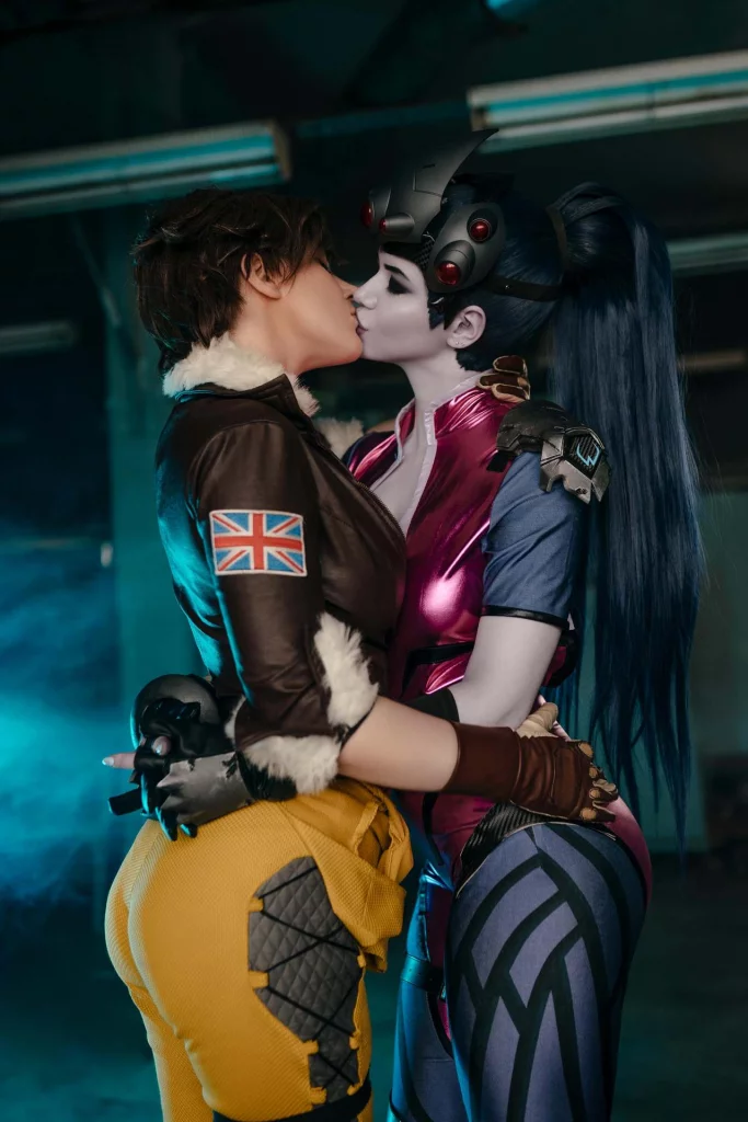 Косплей встречи Tracer и Widowmaker из Overwatch, от прелестных милашек Alina Becker и Adamae_dono.