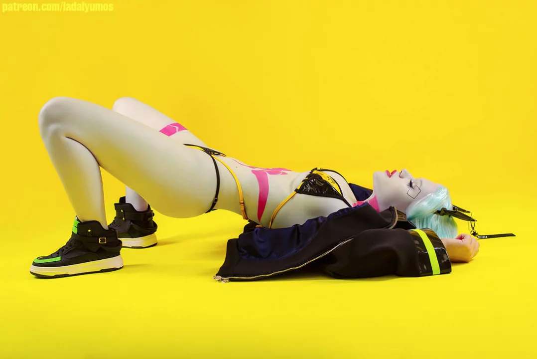 Косплей безумной Rebecca из Cyberpunk: Edgerunners