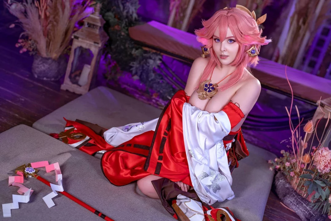 Сексуальный косплей главреда Яэ Yae Miko из Genshin Impact от Helly Valentine