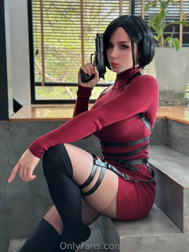 Косплей неоднозначной Ada Wong из Resident Evil от Sweetie Fox