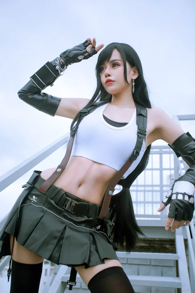 Сексуальный косплей раздевшейся до гола Tifa Lockhart из Final Fantasy VII от Byoru