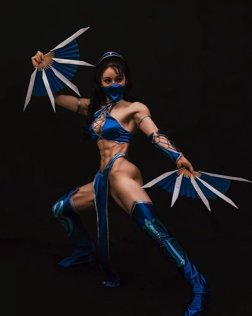 Косплей принцессы Kitana из Mortal Kombat от бодибилдерши Yuan Herong