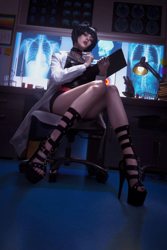 Косплей врача из переулка Tae Takemi без одежды из Persona 5 от Xenon