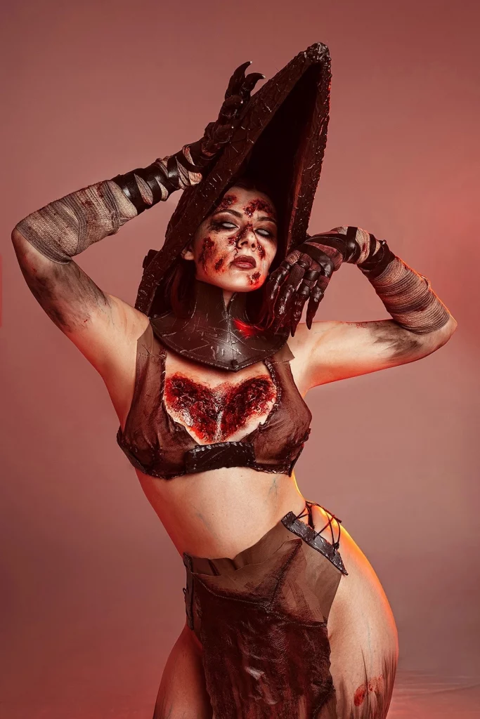 Косплей фем-версии Pyramid Head из серии игр Silent Hill от Liz Joestar