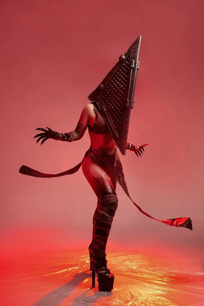 Косплей фем-версии Pyramid Head из серии игр Silent Hill от Liz Joestar