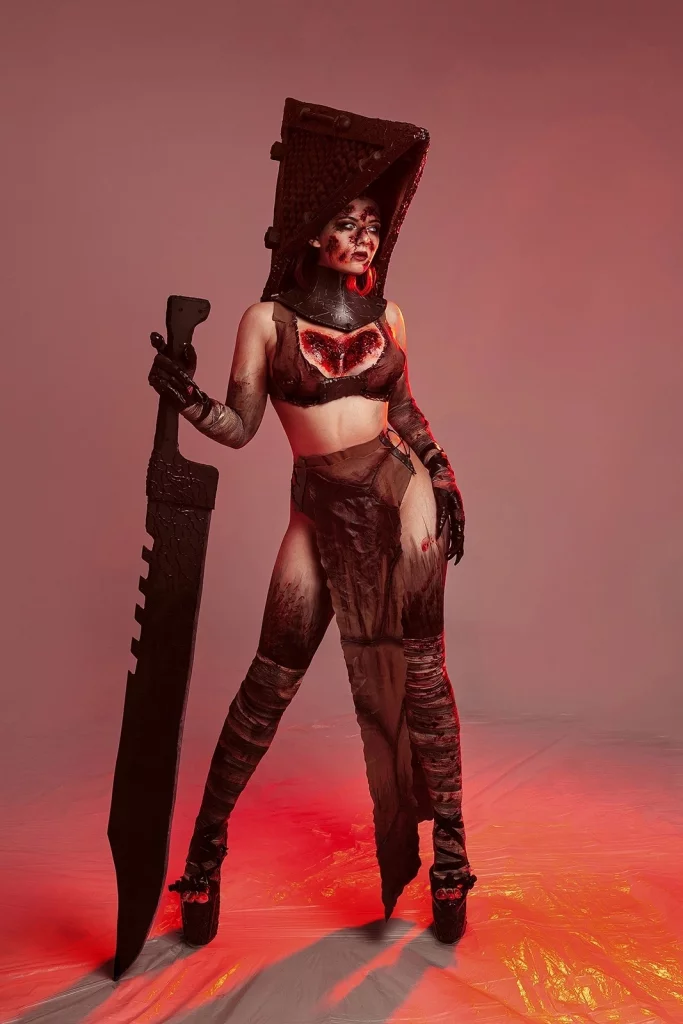Косплей фем-версии Pyramid Head из серии игр Silent Hill от Liz Joestar