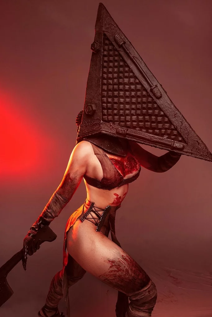 Косплей фем-версии Pyramid Head из серии игр Silent Hill от Liz Joestar