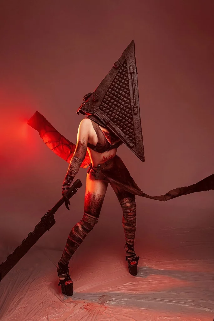 Косплей фем-версии Pyramid Head из серии игр Silent Hill от Liz Joestar