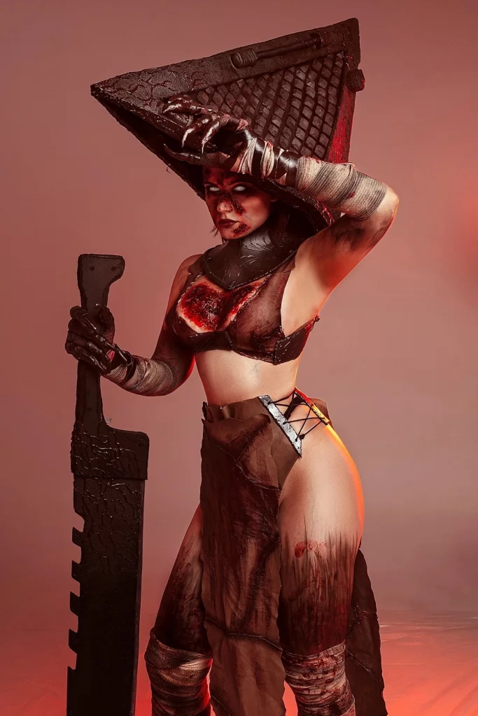 Косплей фем-версии Pyramid Head из серии игр Silent Hill от Liz Joestar