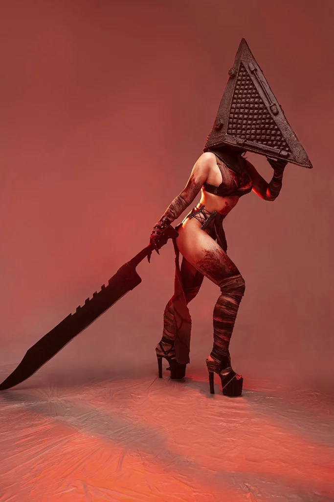 Косплей фем-версии Pyramid Head из серии игр Silent Hill от Liz Joestar