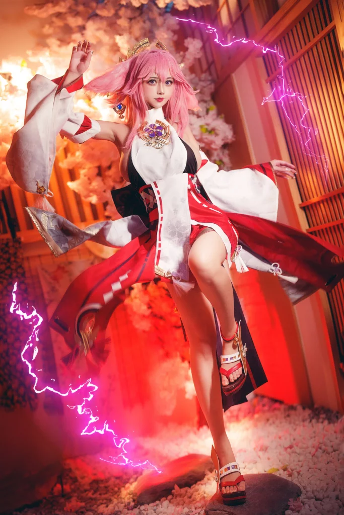 Косплей Yae Miko также известной как Guuji Yae из Genshin Impact от Okita Rinka