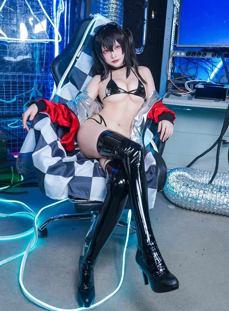 Косплей авианосца императорского флота Taihou в образе королевы трассы из Azur Lane от Senya Miku