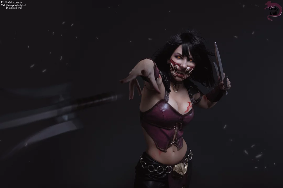 Косплей клонши королевы Mileena из серии файтингов Mortal Kombat от Ladybell