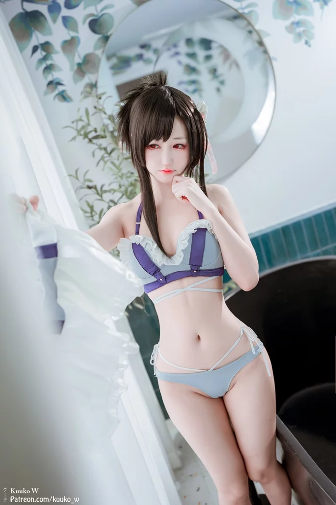 Откровенный косплей Tifa Lockhart в купальном костюме из Final Fantasy VII от Kuuko W
