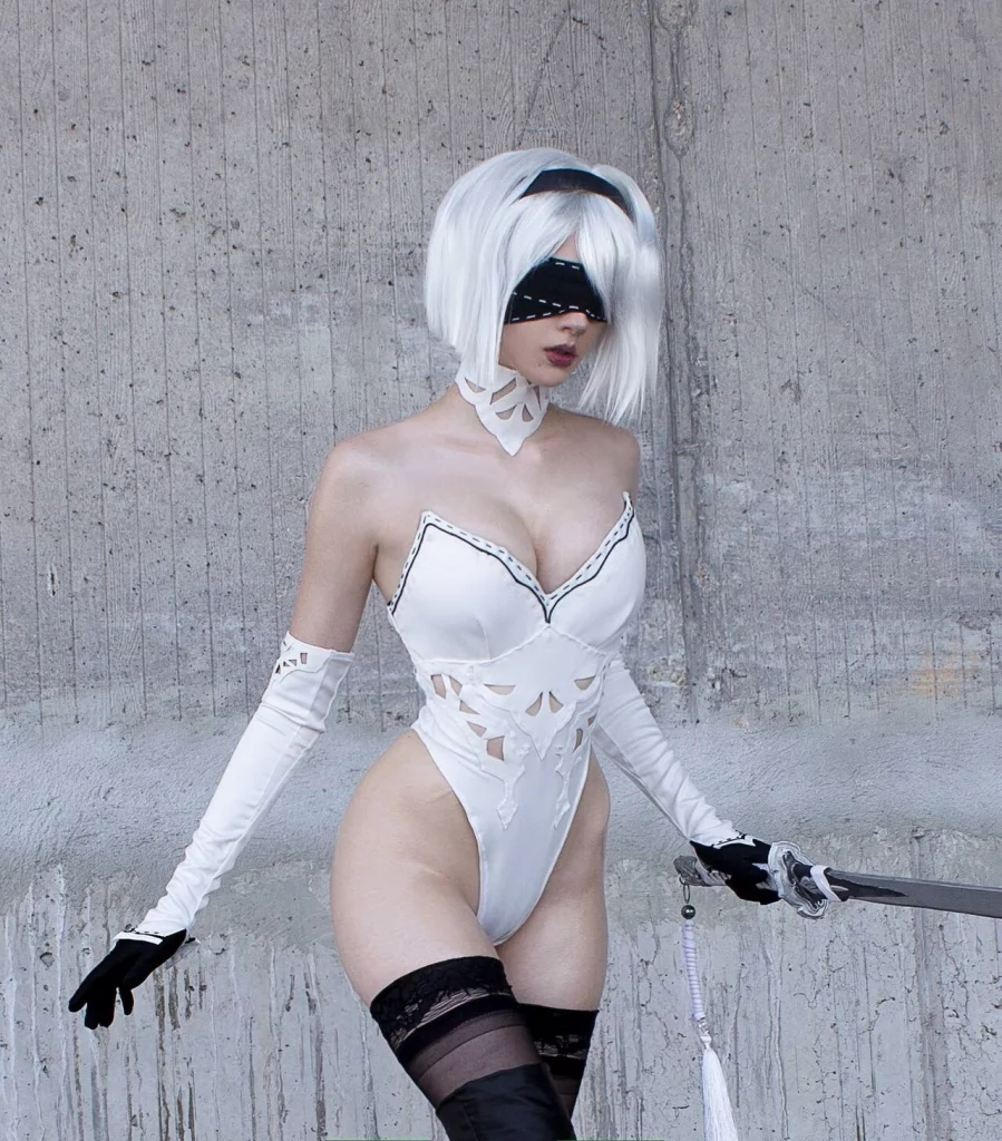 Косплей 2B в белом боди из NieR: Automata от Xenon