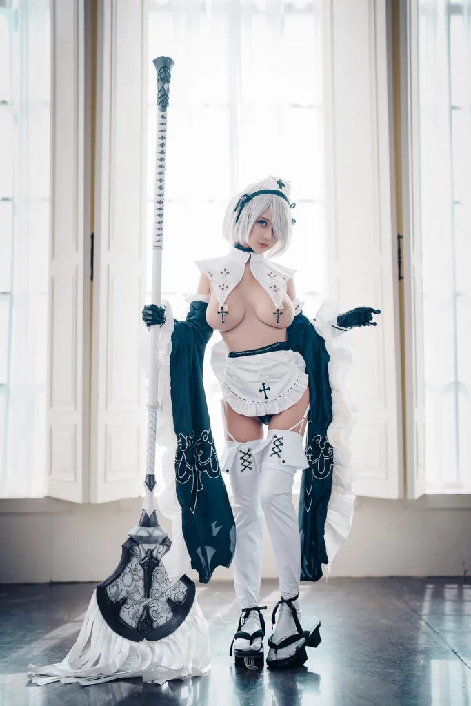 Косплей 2B в образе пошлой горничной из NieR: Automata от Okita Rinka