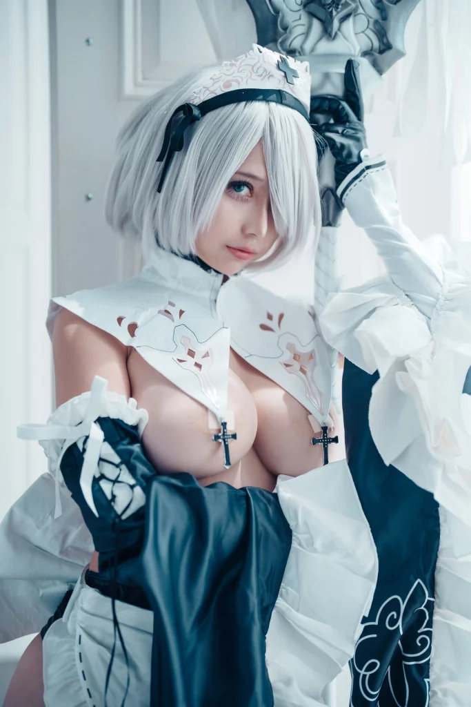 Косплей 2B в образе пошлой горничной из NieR: Automata от Okita Rinka