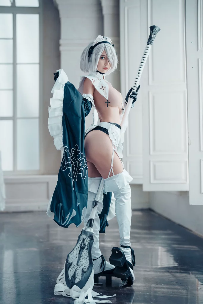 Косплей 2B в образе пошлой горничной из NieR: Automata от Okita Rinka