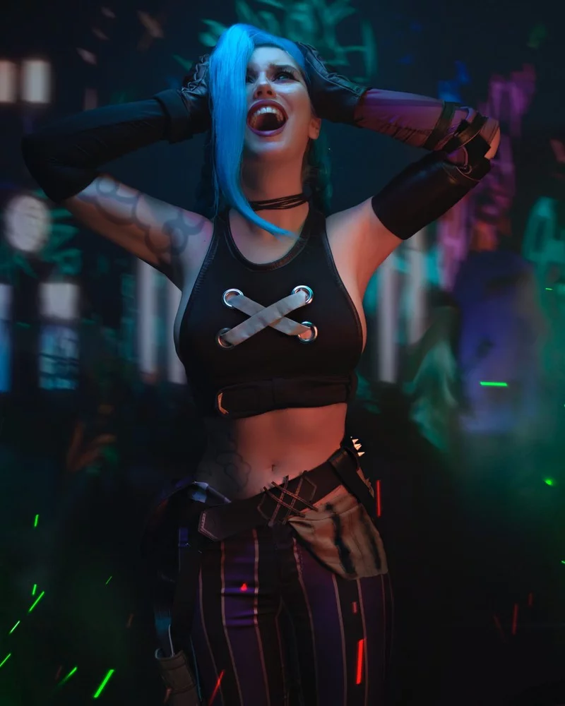 Косплей безумной Jinx из League of Legends от Angie Arrow
