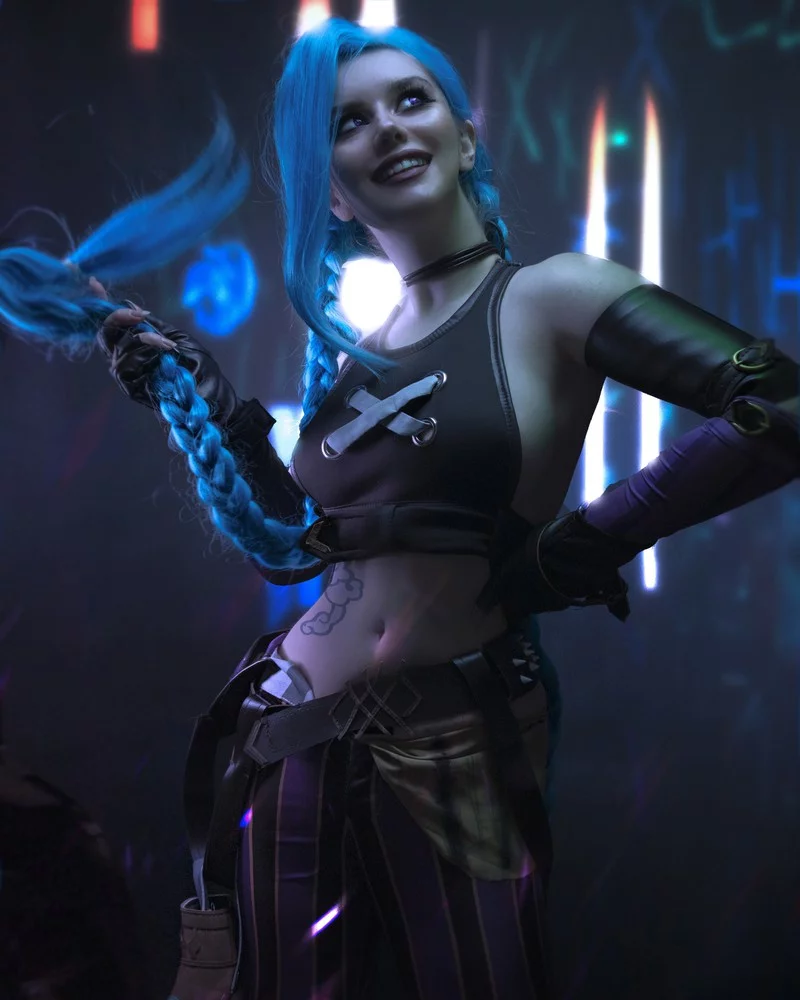 Косплей безумной Jinx из League of Legends от Angie Arrow