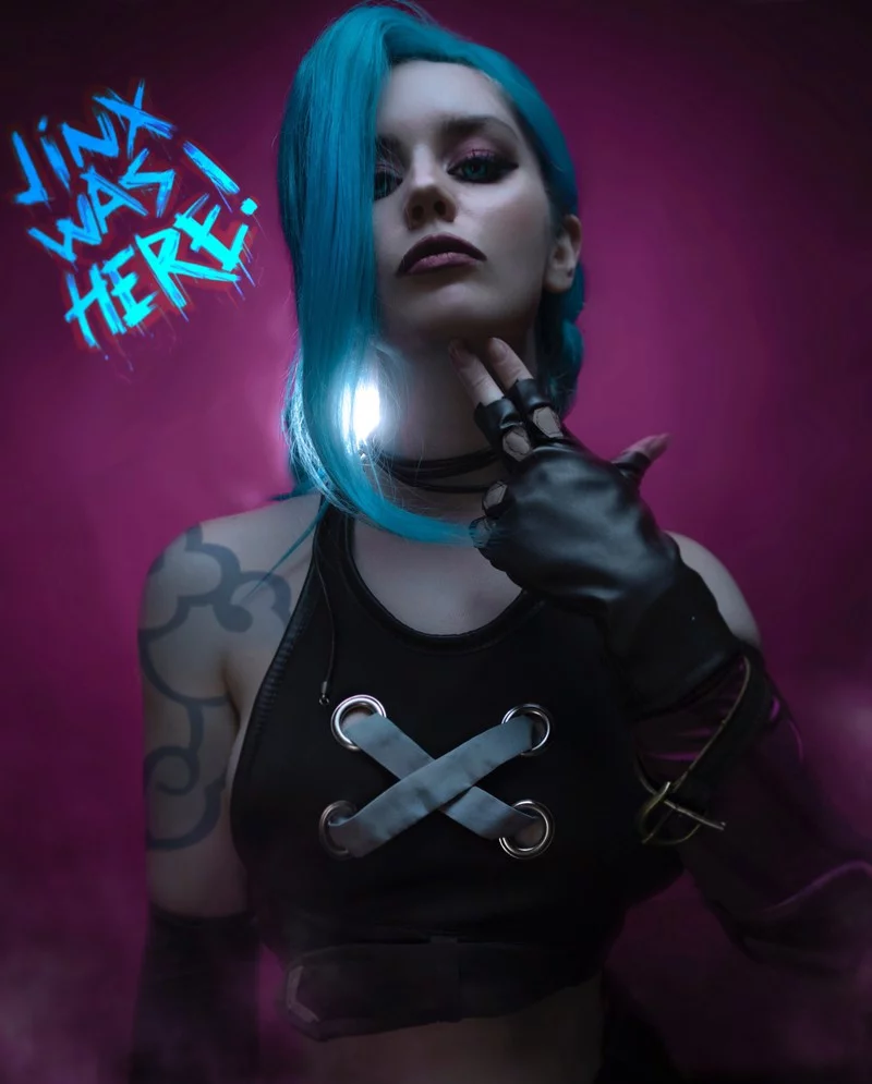 Косплей безумной Jinx из League of Legends от Angie Arrow