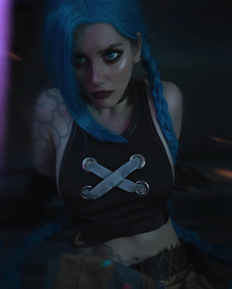 Косплей безумной Jinx из League of Legends от Angie Arrow