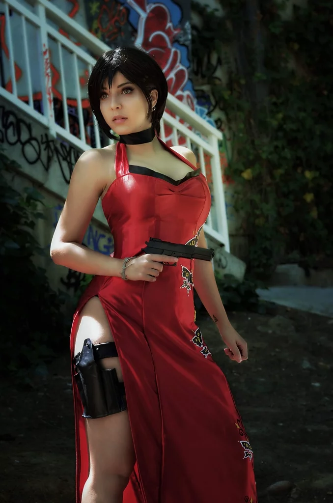 Косплей двуличной Ada Wong из Resident Evil от Shermie