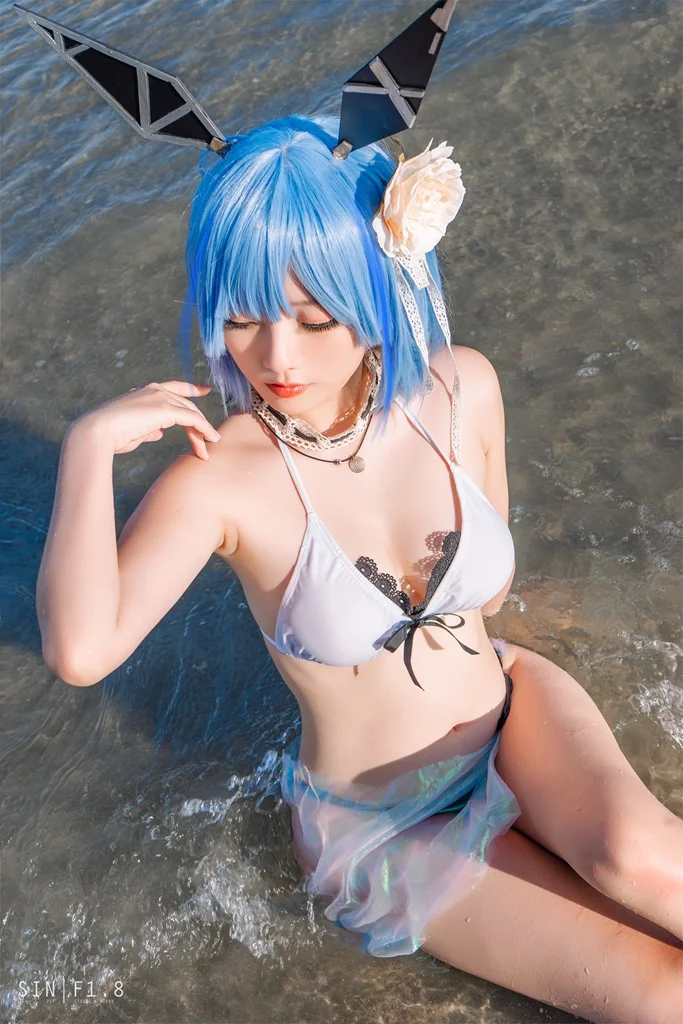 Косплей линкора Gascogne в купальнике из Azur Lane от Messie Huang