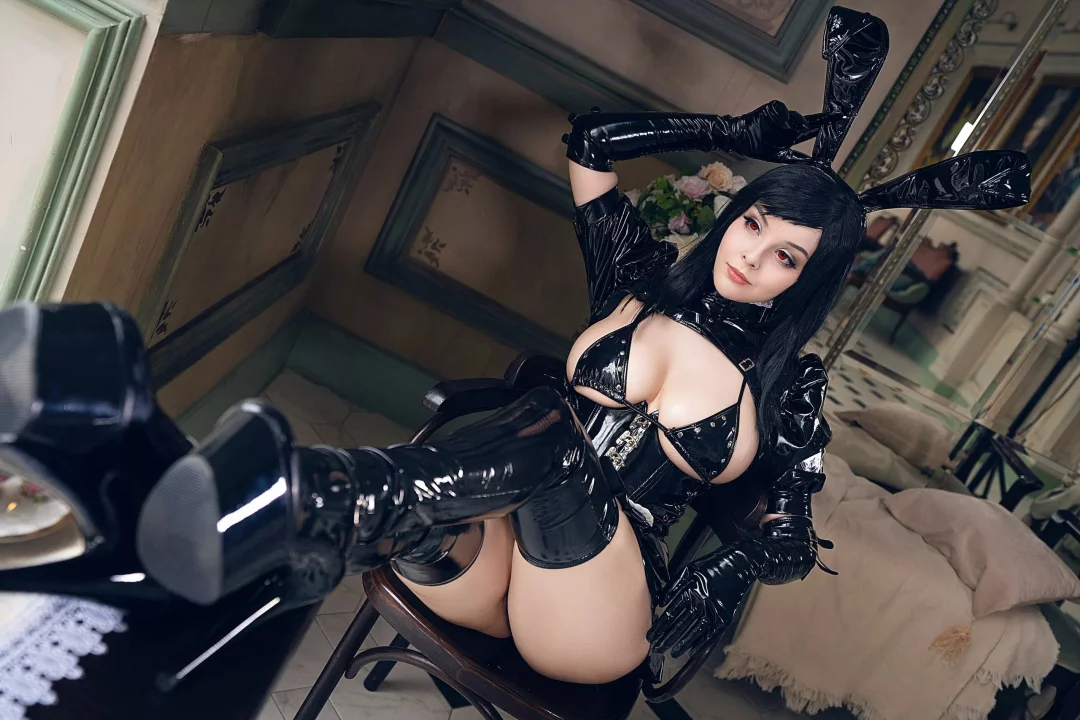 Косплей Tifa Lockhart в образе латексной зайки из Final Fantasy VII от Helly Valentine