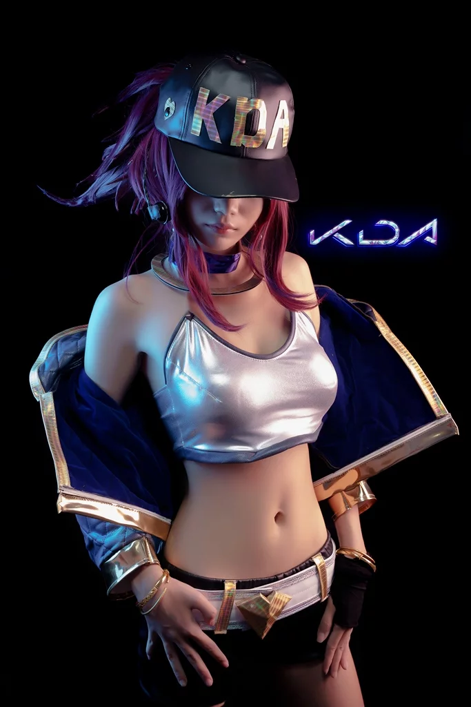 Косплей ведущей вокалистки K/DA Akali из League of Legends от Azami