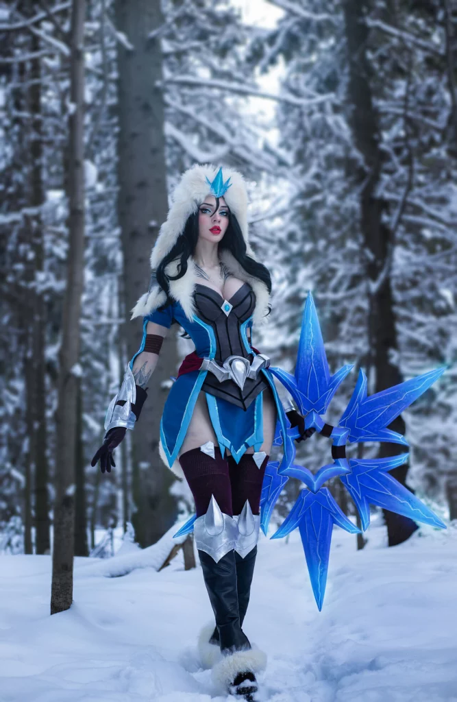 Косплей меркантильной Sivir в скине Snowstorm из League of Legends от Xenon