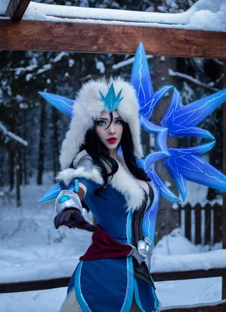 Косплей меркантильной Sivir в скине Snowstorm из League of Legends от Xenon