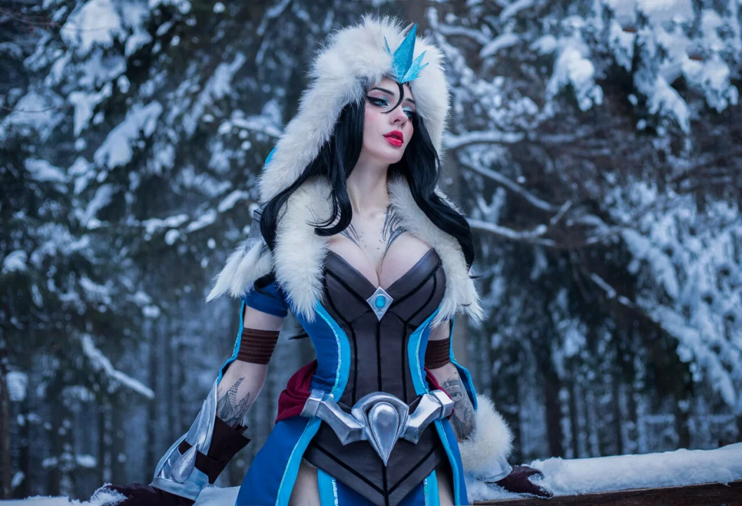 Косплей меркантильной Sivir в скине Snowstorm из League of Legends от Xenon