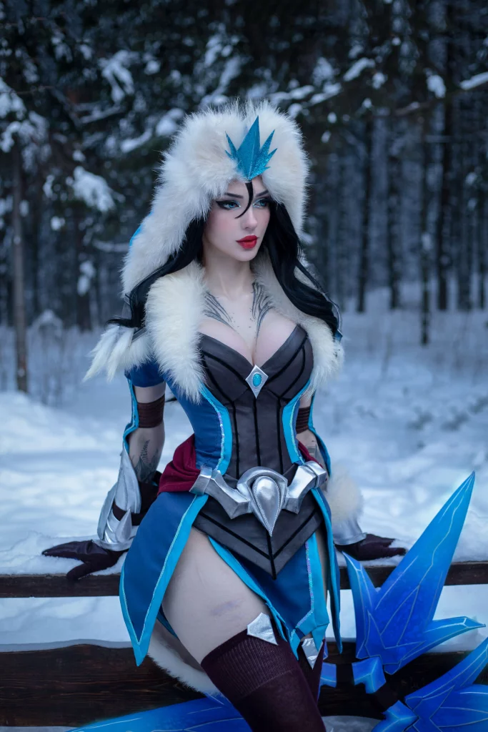 Косплей меркантильной Sivir в скине Snowstorm из League of Legends от Xenon