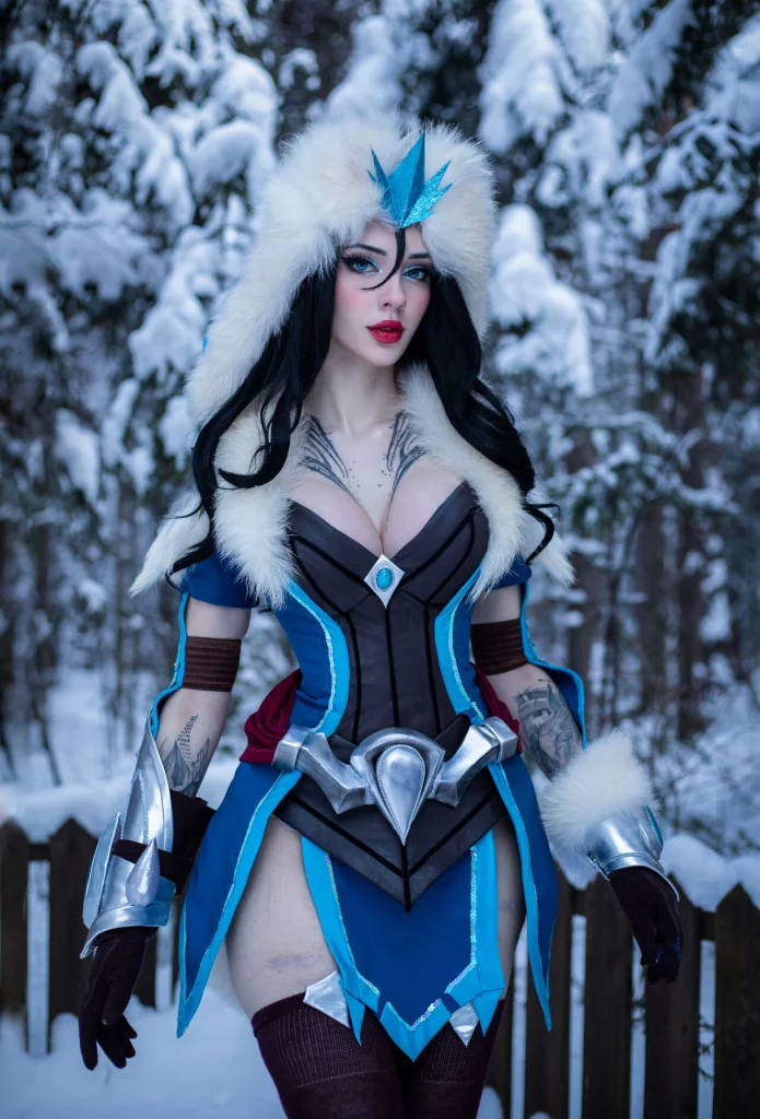 Косплей меркантильной Sivir в скине Snowstorm из League of Legends от Xenon