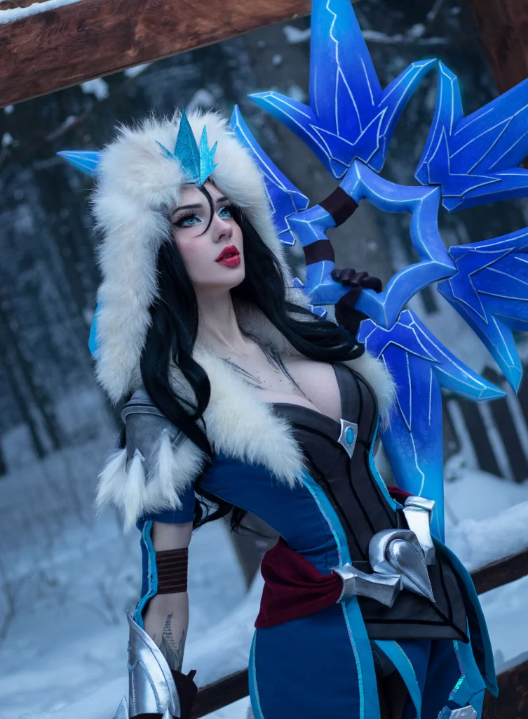 Косплей меркантильной Sivir в скине Snowstorm из League of Legends от Xenon