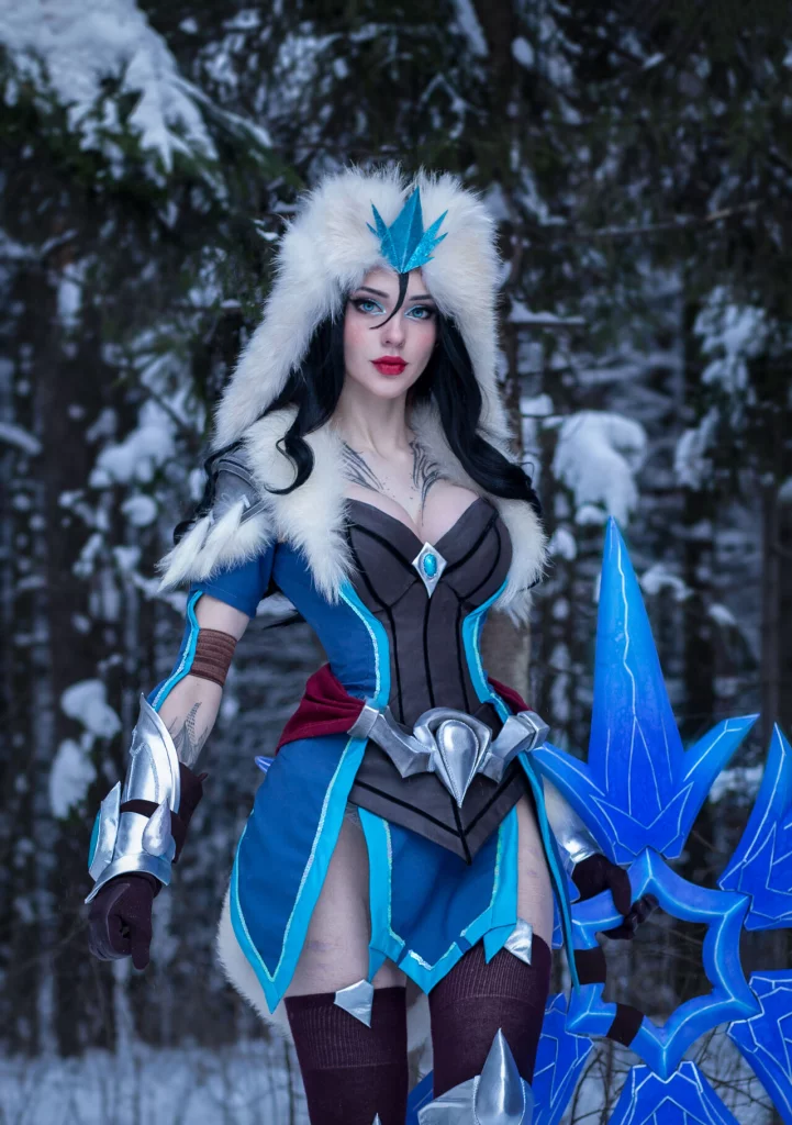Косплей меркантильной Sivir в скине Snowstorm из League of Legends от Xenon