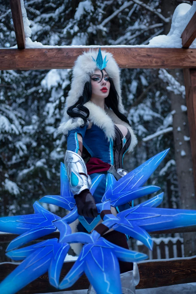 Косплей меркантильной Sivir в скине Snowstorm из League of Legends от Xenon