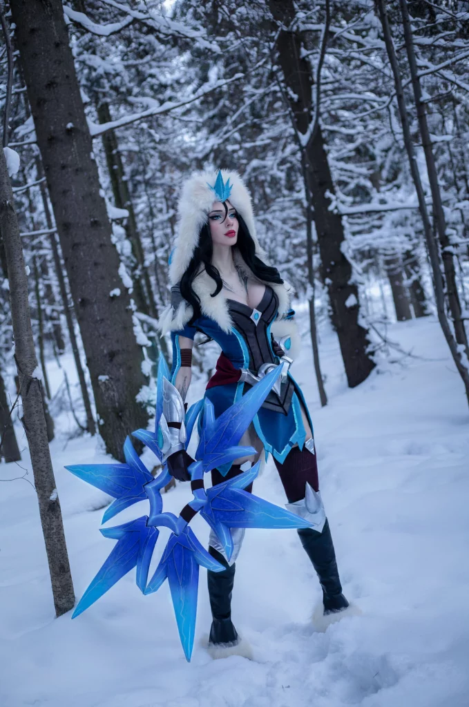 Косплей меркантильной Sivir в скине Snowstorm из League of Legends от Xenon