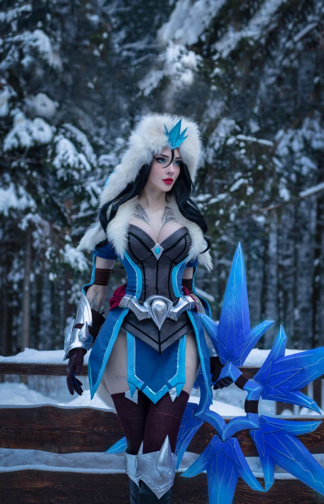 Косплей меркантильной Sivir в скине Snowstorm из League of Legends от Xenon
